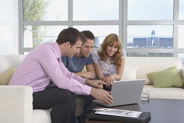 Makelaar doet waardebepaling van woning