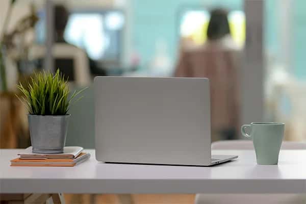 Data-analyse van vastgoedtransacties op laptop