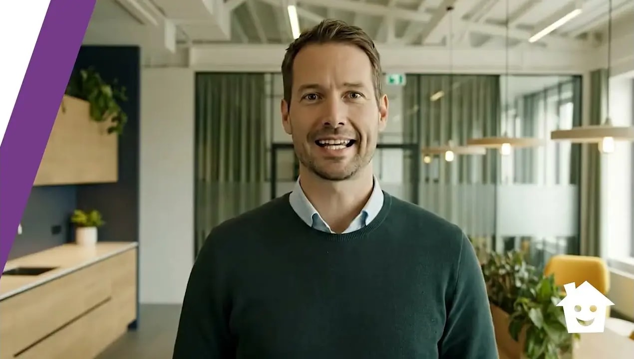 Makelaar laat stel laptop vastgoedzaken zien